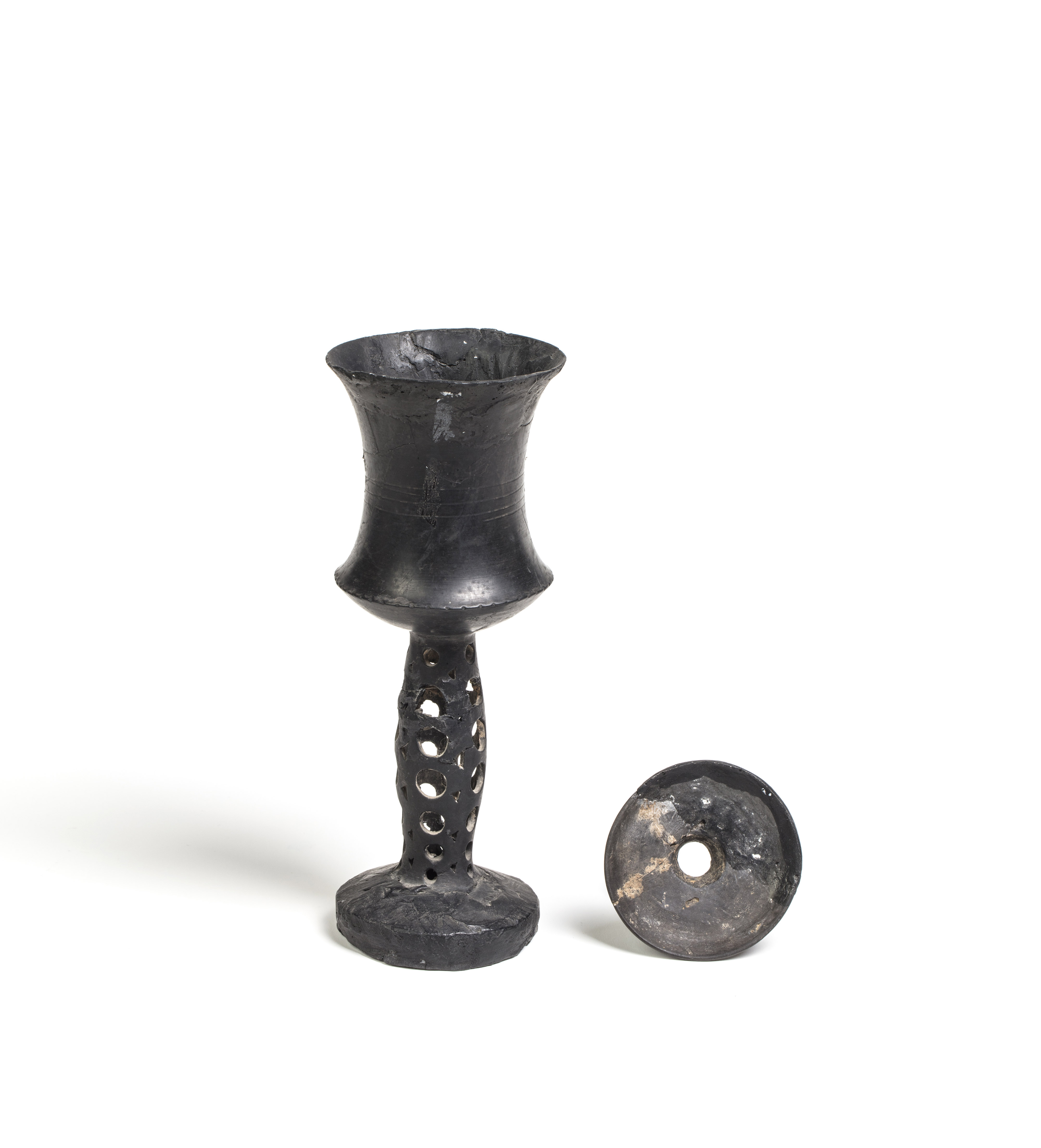 黒釉透彫高足杯