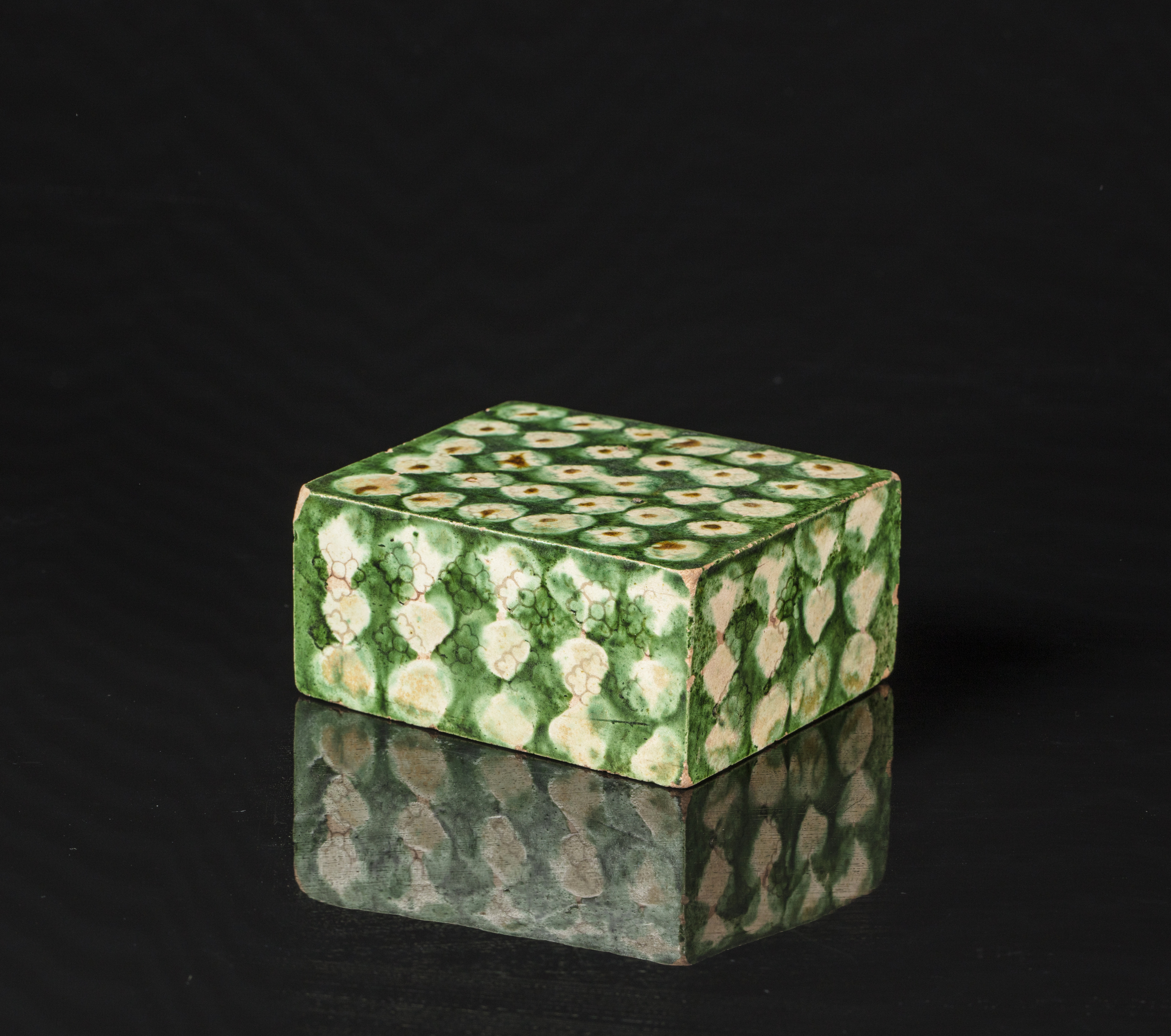 緑釉絞胎长方枕